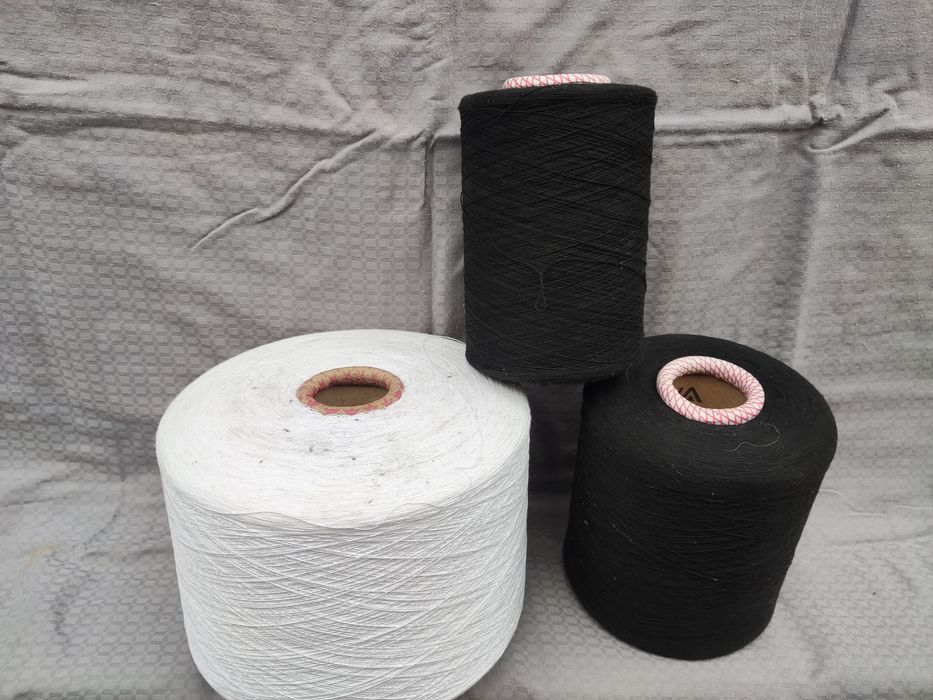 Trzy duże szpule nici krawieckich