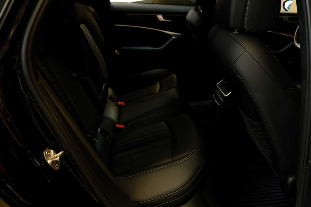 Audi A6 2021 чорна