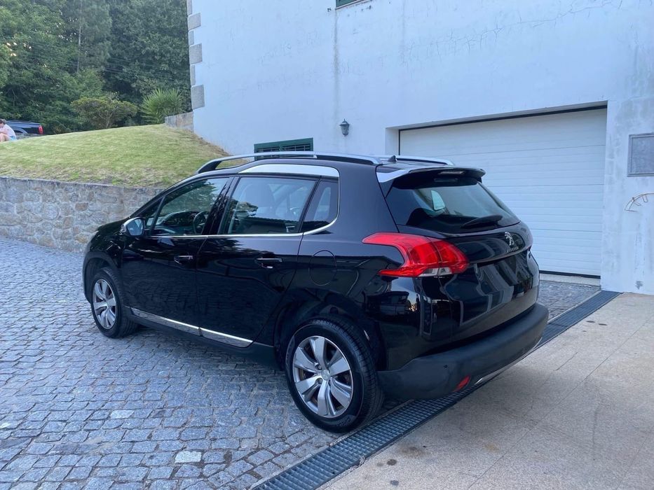 Peugeot 2008 1.2 VTi Allure (Pele + ecrã touch)