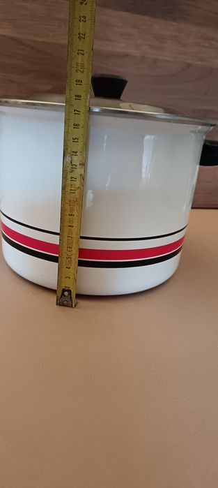 Panela de alumínio fina 21cm largura por 17,50cm altura, em bom estado