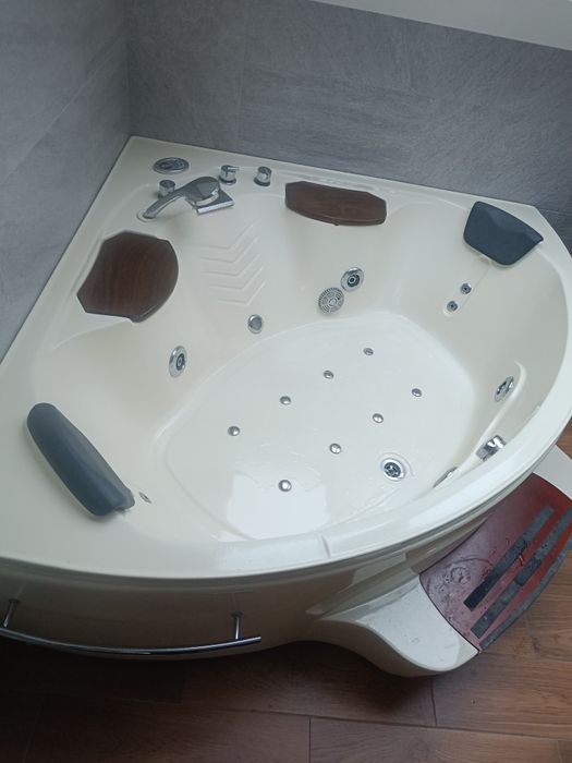 Wanna z hydromasażemi narożna 150x150