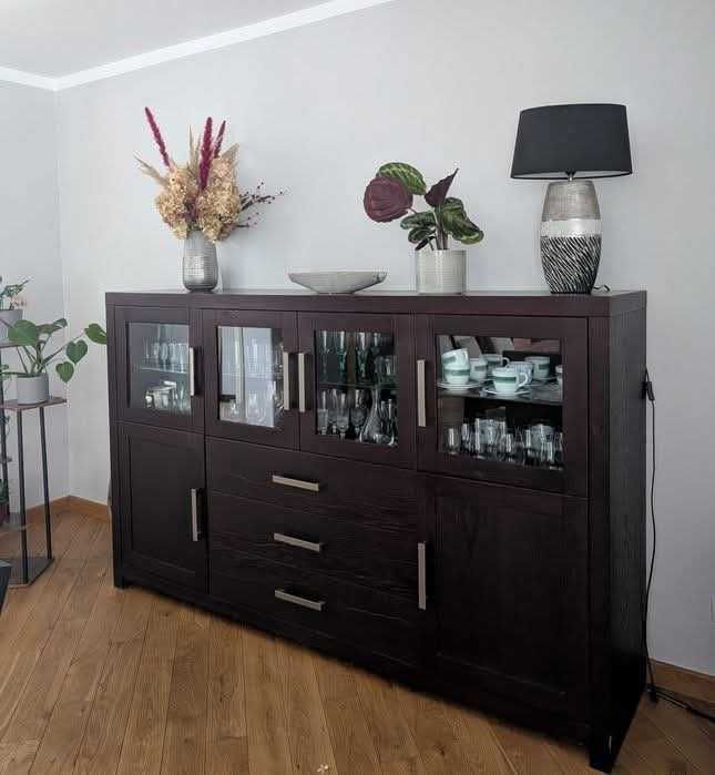 Komoda z przeszkleniami