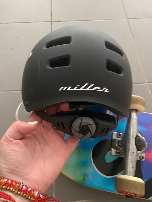 Skate e capacete
