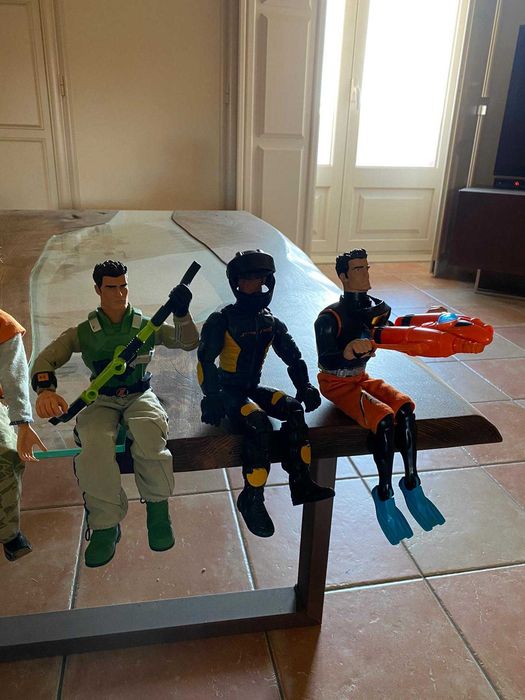 bonecos action man