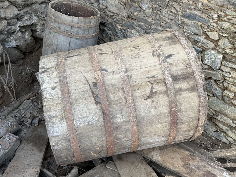 Pipas de vinho grandes em bom estado