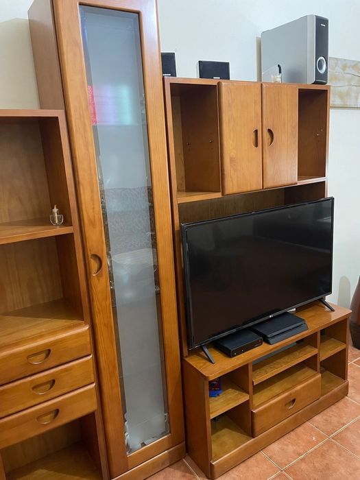 Móvel de sala composto módulos em madeira maciça