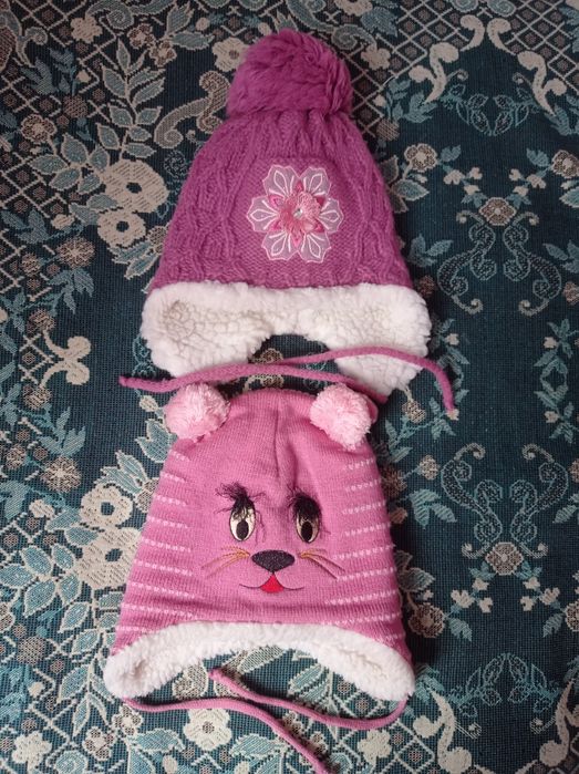 Теплые ,зимние шапки с шарфом на  5- 8 лет и 2-3 года.Вязаные костюмы