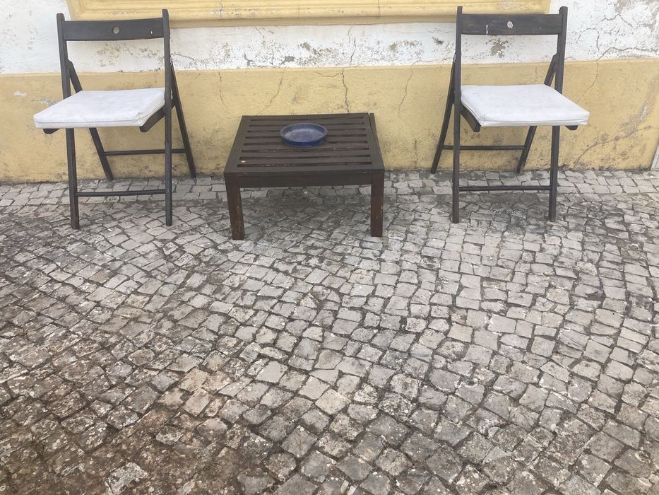 Mesa e duas cadeiras de jardim