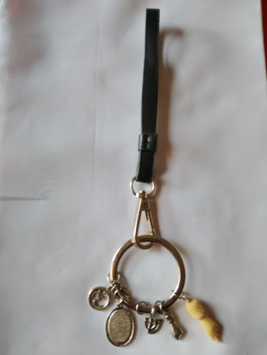Chaveiro com 4 pingentes/ amuletos
