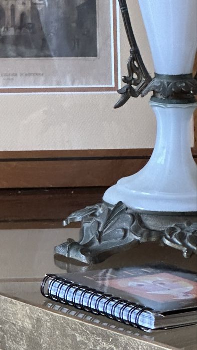 Magnífico Candeeiro a Petróleo Antigo em Vidro Opalino e Bronze – C.A. Kleemann (c. 1900)