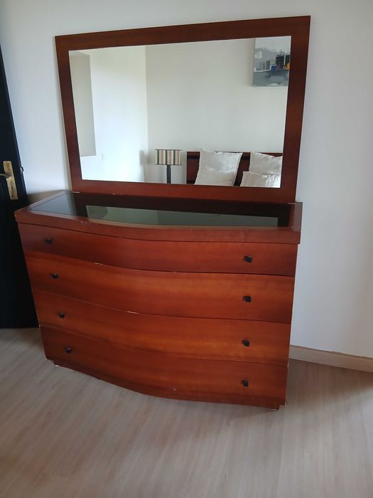 Mobília de quarto (cama + mesas cabeceira + cómoda + espelho) madeira maciça design italiano