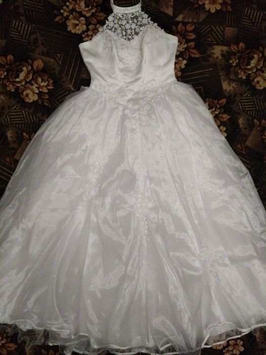 Продам весільну сукню.