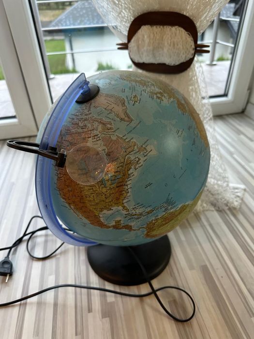 Duży globus podświetlany