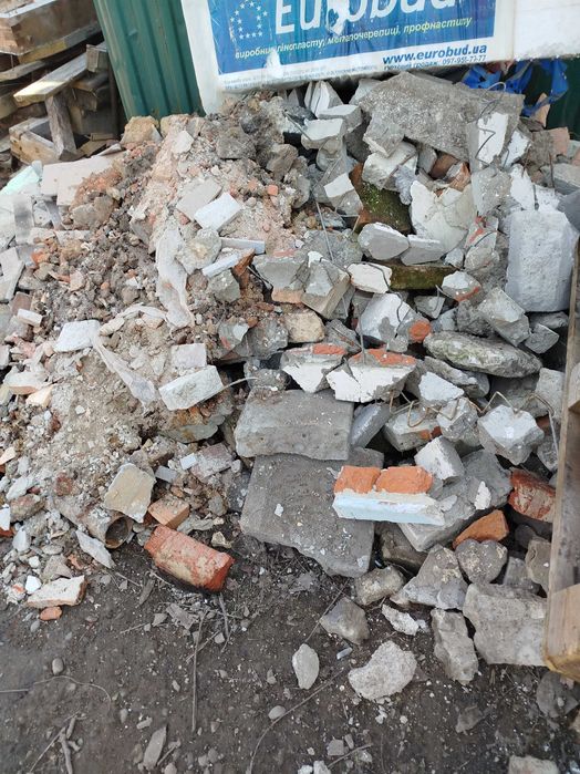Кому потрібна бита цегла, шифер? Безкоштовно, самовивіз