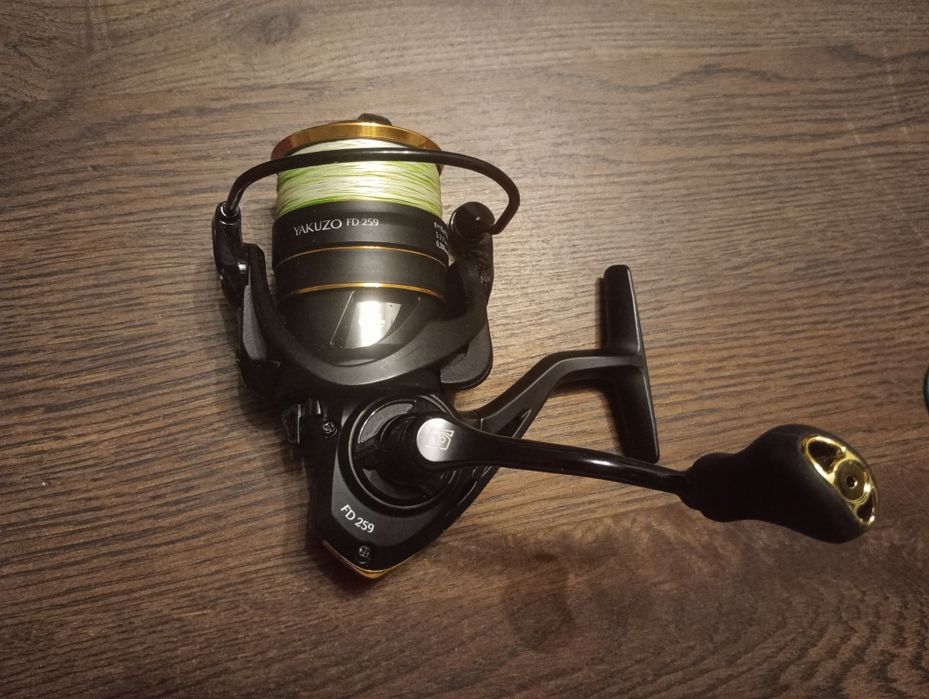 Kołowrotek spinningowy Robinson Yakuzo 3000 + plecionka YGK 0.20