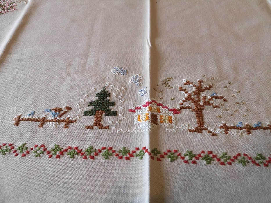 Toalha quadrada em linho com renda e bordada a ponto de cruz