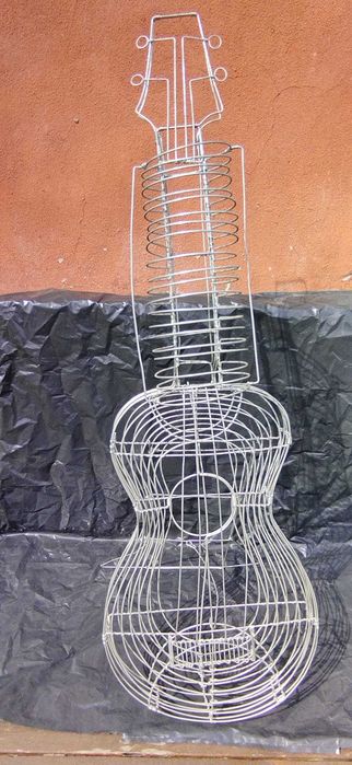 Viola artesanato em arame.