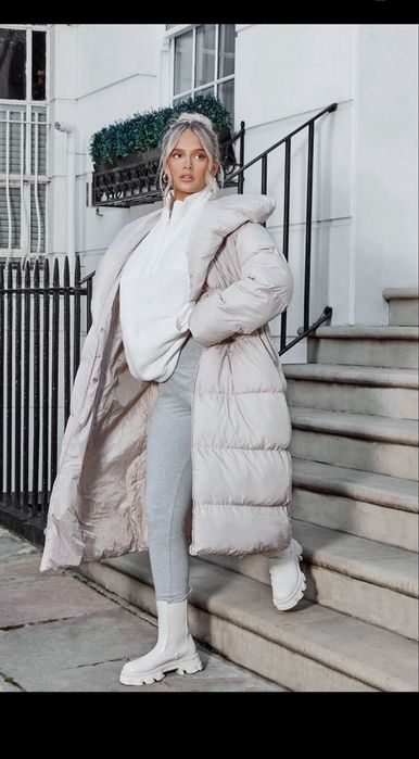 Довга бежева куртка