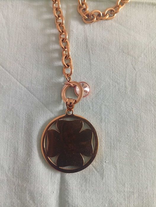 Colar dourado, com aros largos e medalha
