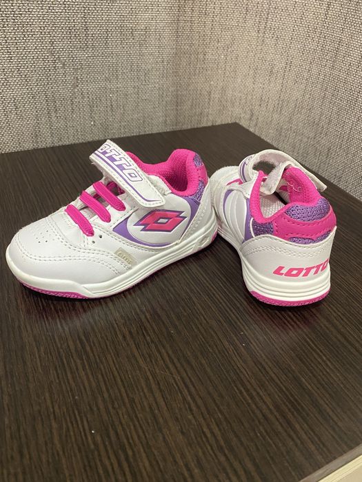 Взуття весняне (кросівки) для дівчини