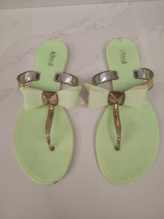 Chinelos verde água de plástico.