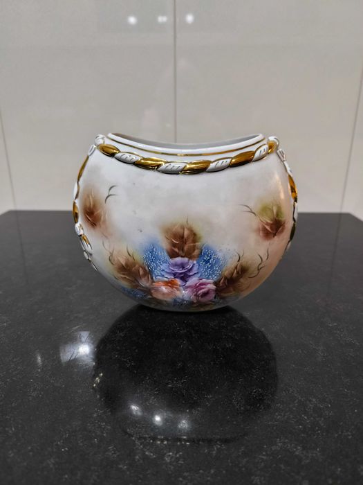 Floreira em porcelana portuguesa, pintada à mão. Nova.