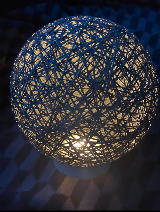 Piękna rattanowa lampka do sypialni