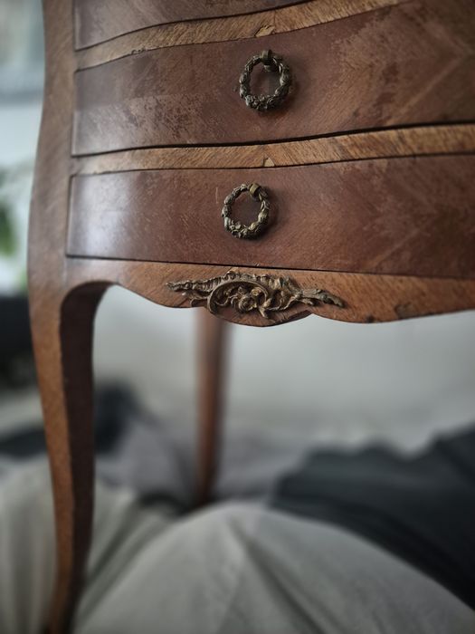 Elegancka szafka ludwikowska – styl Ludwik XV, drewno