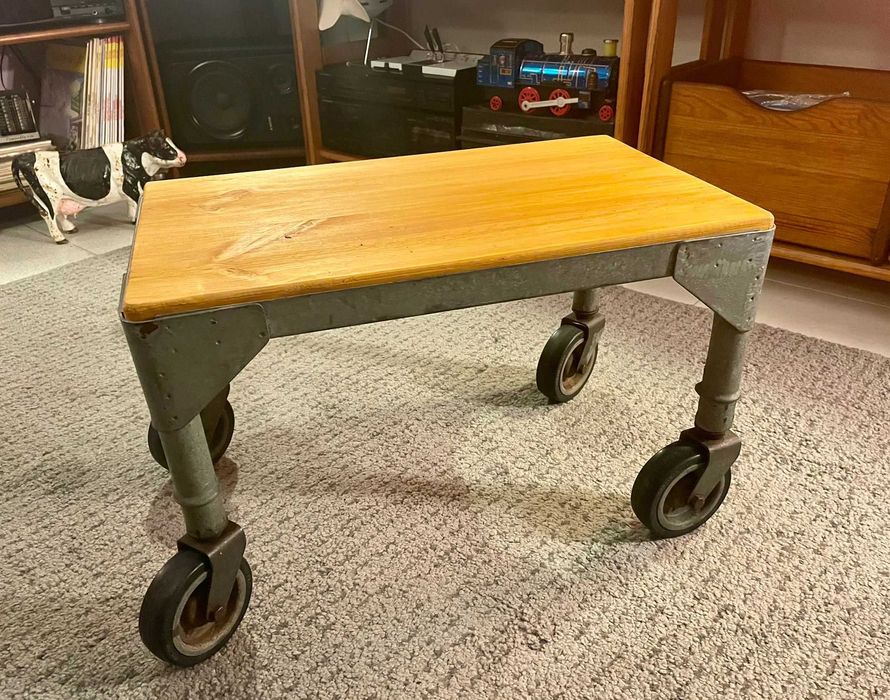 Mesa apoio retro-industrial com rodas metálicas