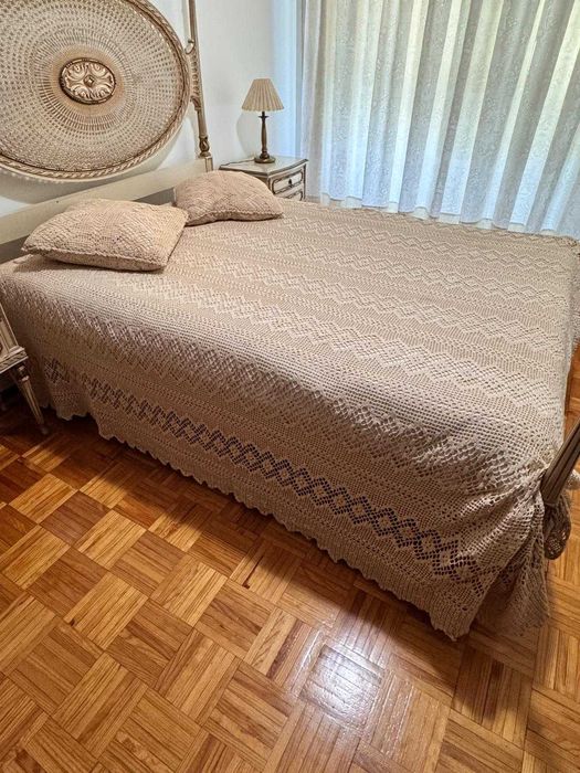 Colcha de renda em tricot com almofadas