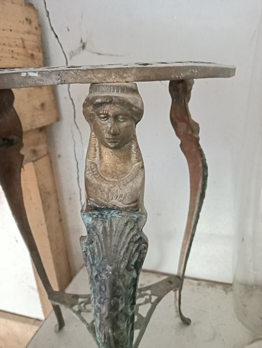 Mesa antiga velharias