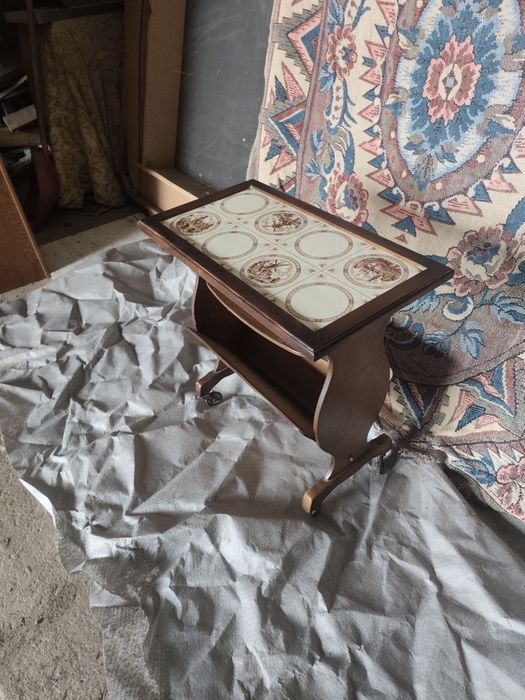 Elegancki stolik z półką na np. gazety lub kapcie