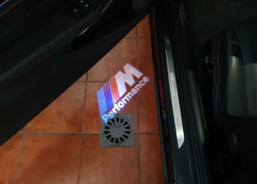Luzes cortesia porta BMW M Performance | Pinos porta Cromado Carbono