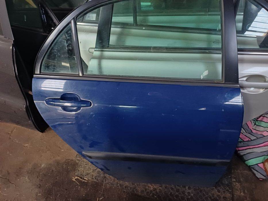 Corolla e12 Sedan 8p4 drzwi prawy tył prawe tylne części