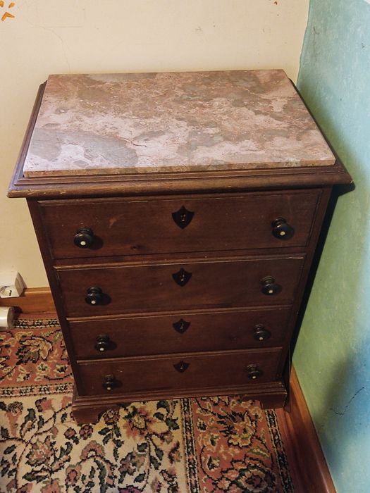 Cómoda e mesa de cabeceira