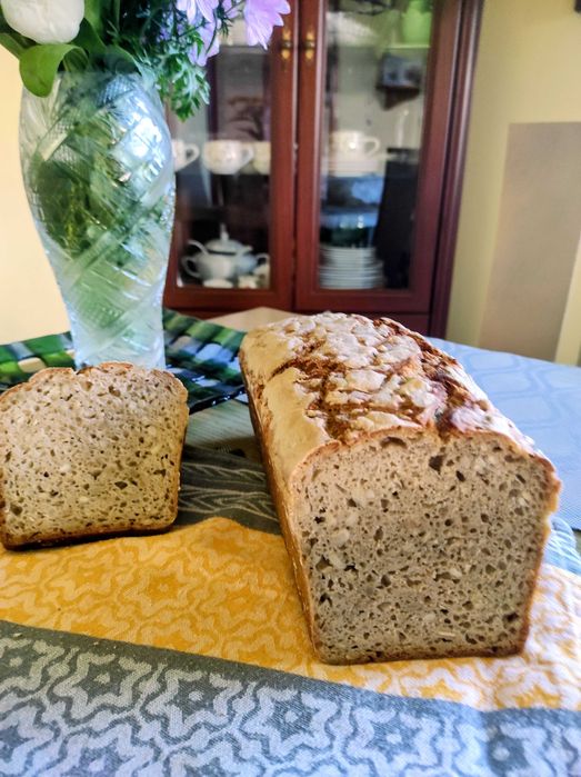 Domowy chleb żytni na naturalnym zakwasie z pestkami słonecznika