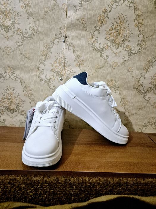 Продам новые женские кеды