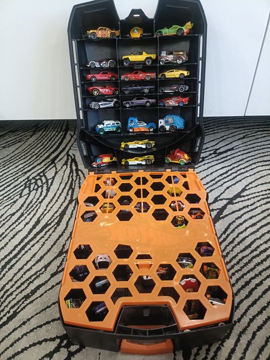 Кейс Hotwheels + 63 машинки Hotwheels