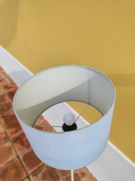 Cama solteiro, poltrona e candeeiro