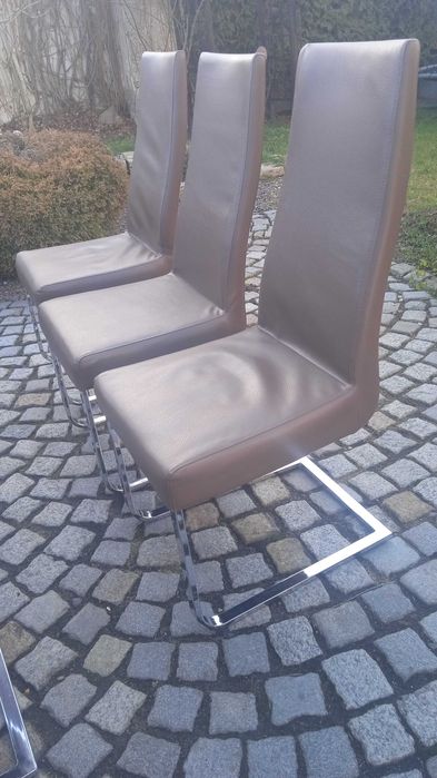 Komplet 6 krzeseł wspornikowych.