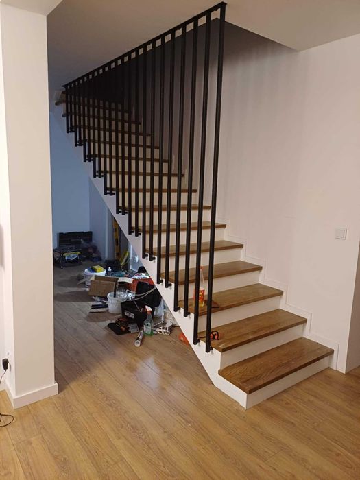 Balustrada pionowa typu harfa, lamele z profila stalowego