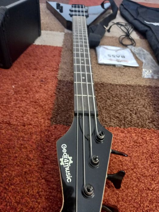 baixo elétrico + amplificador + conjunto de cordas + case