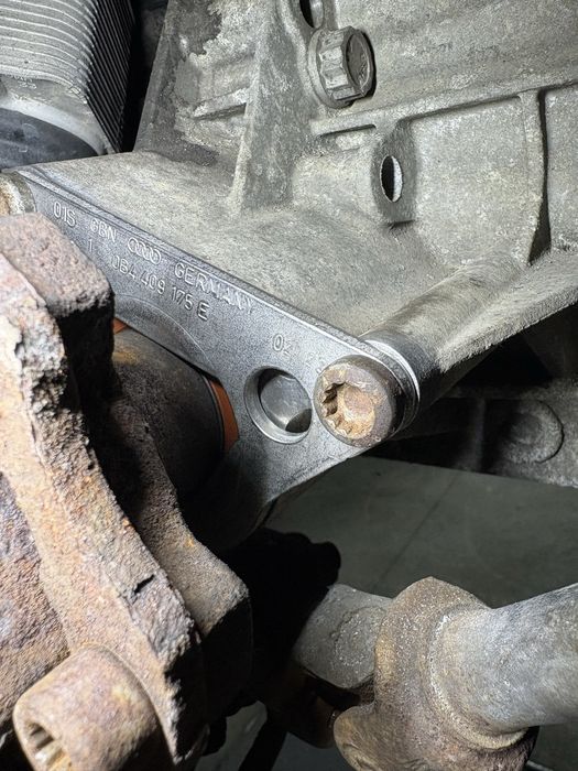 Naprawa lewej podpory, gniazda  pólosi  Audi A4 B8 naA5  A6  NA SAMOCHODZIE