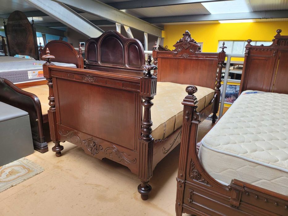 Cama antiga com estrado e colchão - Bom estado geral