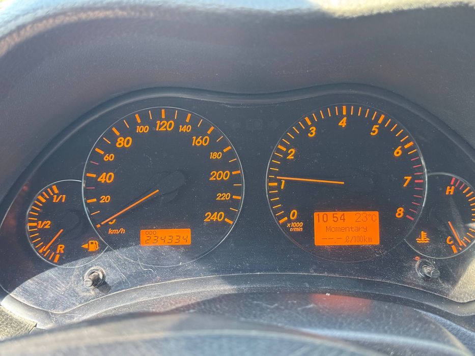 Продам власну автівку Toyota Avensis