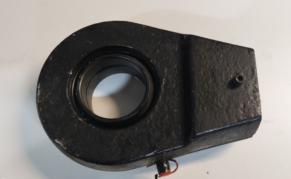 Ucho Silownika FI40MM M33x2