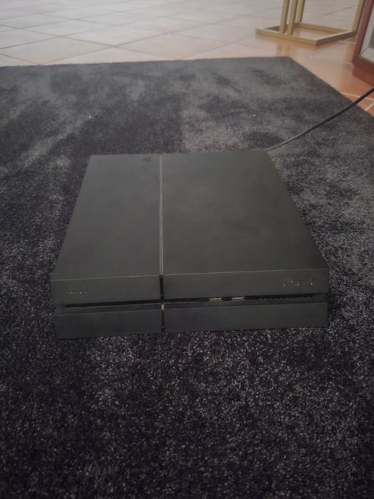 Playstation 4 + 4 jogos + 1 comando