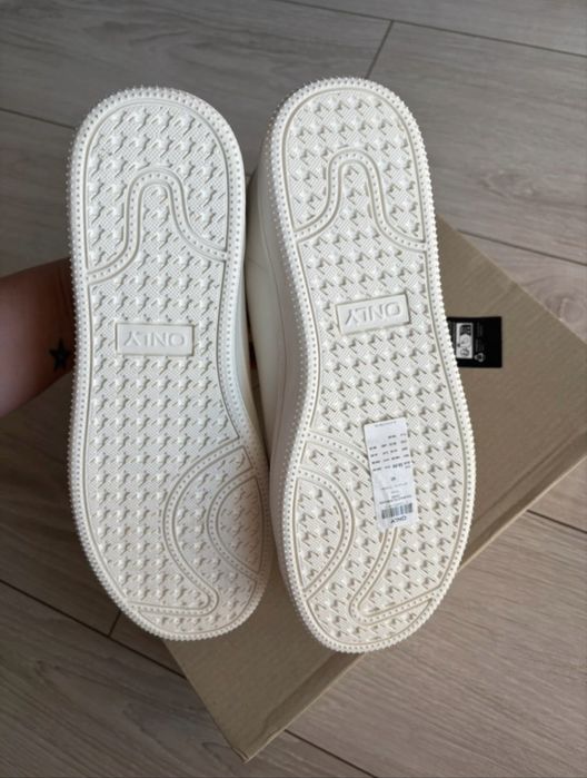 Nowe białe trampki Only 40