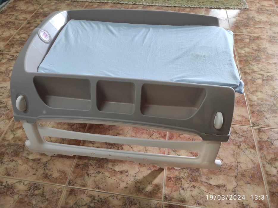 Carrinho de bebé, alcofa e muda fraldas