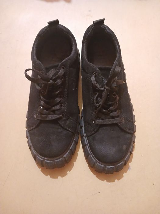 Продаю кроссовки осень-весна